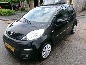 Vaurioauto  passenger cars Peugeot 107 1.0 ACTIVE AIRCO 5 DEURS GEEN SCHADE 2013/1
