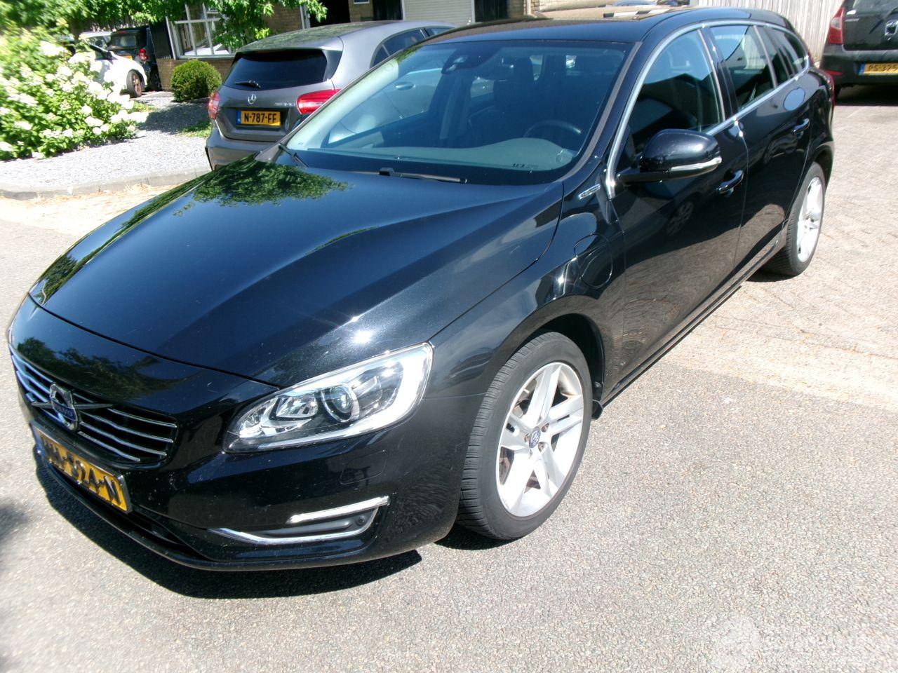 Volvo V-60 2.4 D6 AWD PLUG-IN HYBRID R-DESIGN