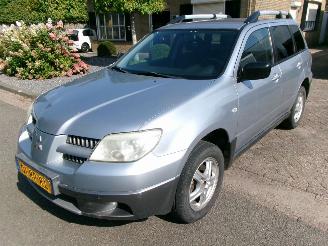 Vaurioauto  passenger cars Mitsubishi Outlander 2.0 INVITE PLUS GEEN SCHADE 2005/7
