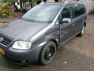 Unfallwagen Volkswagen Touran 1.6-16V FSI HIGHLINE AUTOMAAT 2006/9