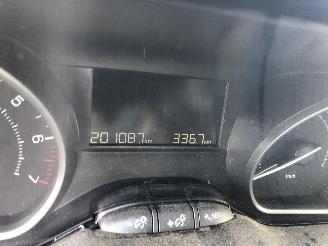 Peugeot 2008 SIGNATURE 1.2 picture 16