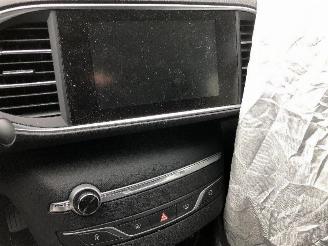 Peugeot 308 1.2 picture 10