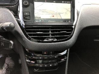 Peugeot 208 1.2 picture 25