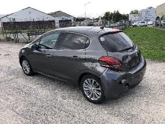 Peugeot 208 1.2 picture 4