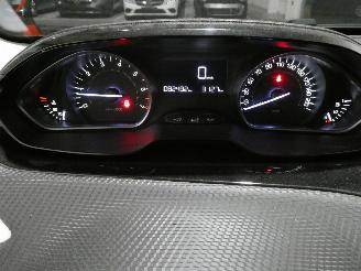 Peugeot 208  picture 13