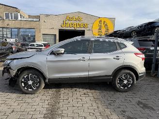 Damaged car Nissan Qashqai 1.2I 2016/10