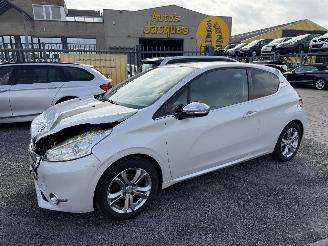 Peugeot 208 ALLURE picture 1