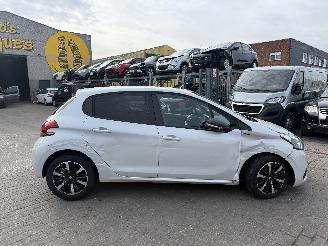 Schadeauto Peugeot 208 1.2 ALLURE 2019/2
