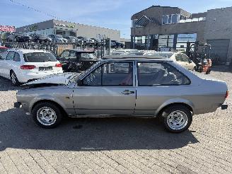 uszkodzony samochody osobowe Volkswagen Polo 1.3 OLDTIMER 1988/1