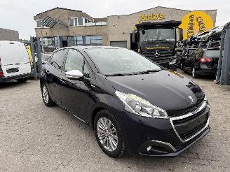 Schadeauto Peugeot 208 1.2 STYLE 2017/8