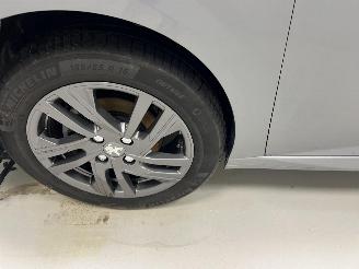 Peugeot 208  picture 8