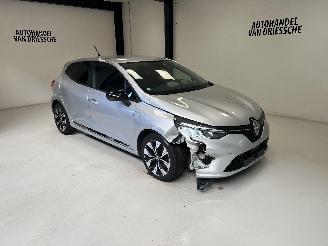 skadebil auto Renault Clio  2023/10
