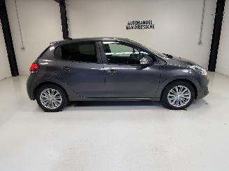 Damaged car Peugeot 208 SIGNATURE 2019/12