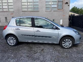 damaged passenger cars Renault Clio RIP CURL 2007/7