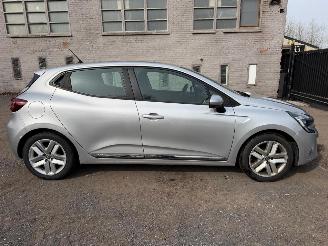krockskadad bil auto Renault Clio V CORPORATE EDI 2021/7