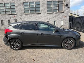 Voiture accidenté Ford Focus ST-LINE 2018/3