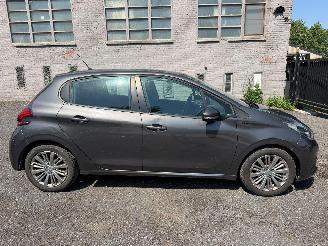 Damaged car Peugeot 208 SIGNATURE 2018/9