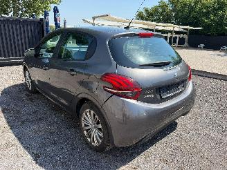 Peugeot 208 SIGNATURE picture 10