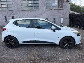skadebil auto Renault Clio AUTHENTIQUE 2016/6