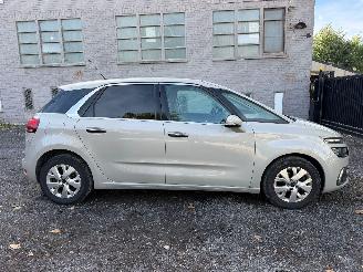 damaged passenger cars Citroën C4-picasso PICASSO II 2017/3