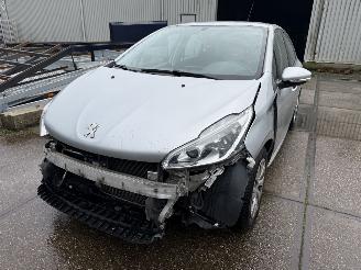Damaged car Peugeot 208 1.2 PureTech Automaat 2016/11