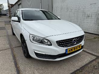 krockskadad bil auto Volvo V-60 2.0 D2 R-Design Automaat 2015/11