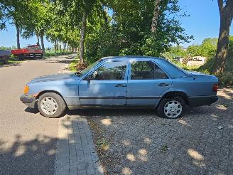 demontáž osobní automobily Mercedes 200-280 260 E W124 1989/3