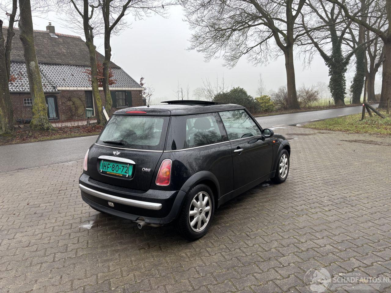 Mini Mini ONE PANORAMADAK AIRCO B.J 2003. APK MAART 2027