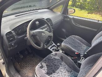 Opel Zafira 2.0 DIESEL 7 PERSOONS B.J 2000  kenteken is afgemeld (voor loop of sloop) picture 7