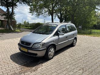 Vaurioauto  passenger cars Opel Zafira 7 persoons BENZINE B.J 2000. ( sloop ) 2020/1