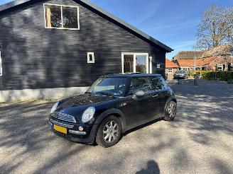damaged passenger cars Mini One 1.6 Panodak Airco elec pakket B.J 2003 inruiler geen schade 2003/5