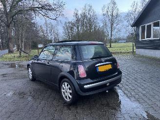 Mini One 1.6 Pano Airco Elec pakket Lmv B.J 2003 2 eigenaar geen schade picture 2