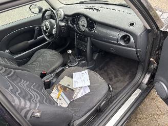 Mini One 1.6 Pano Airco Elec pakket Lmv B.J 2003 2 eigenaar geen schade picture 9