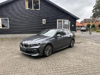 Vaurioauto  passenger cars BMW 1-serie 118 M SPORT 6 BAK NAVI CLIMA CAMERA PDC LED B.J 2020 2020/2