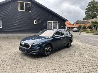 Vaurioauto  passenger cars Skoda Octavia AUTOMAAT HYBRIDE NAVI CLIMA VIRT DASH CAMERA TREKHAAK LED B.J 12-2024 2024/12