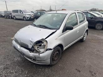 krockskadad bil motor Toyota Yaris  1999/12
