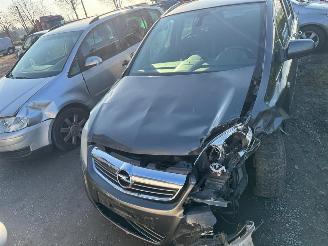 Vaurioauto  passenger cars Opel Zafira  2010/10