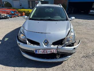 krockskadad bil auto Renault Clio III GRANDTOUR EXCEPTION 2009/2