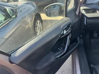 Peugeot 208  picture 8