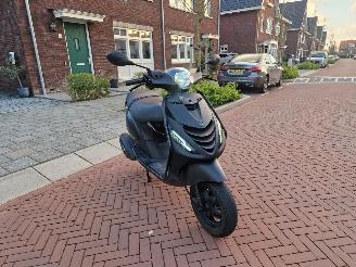 krockskadad bil bromfiets Piaggio  ZIP E5 BROMSCOOTER 1E EIGENAAR 2022/9