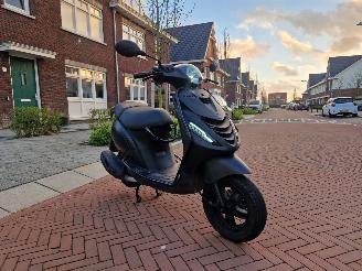 Piaggio  ZIP E5 BROMSCOOTER 1E EIGENAAR picture 2