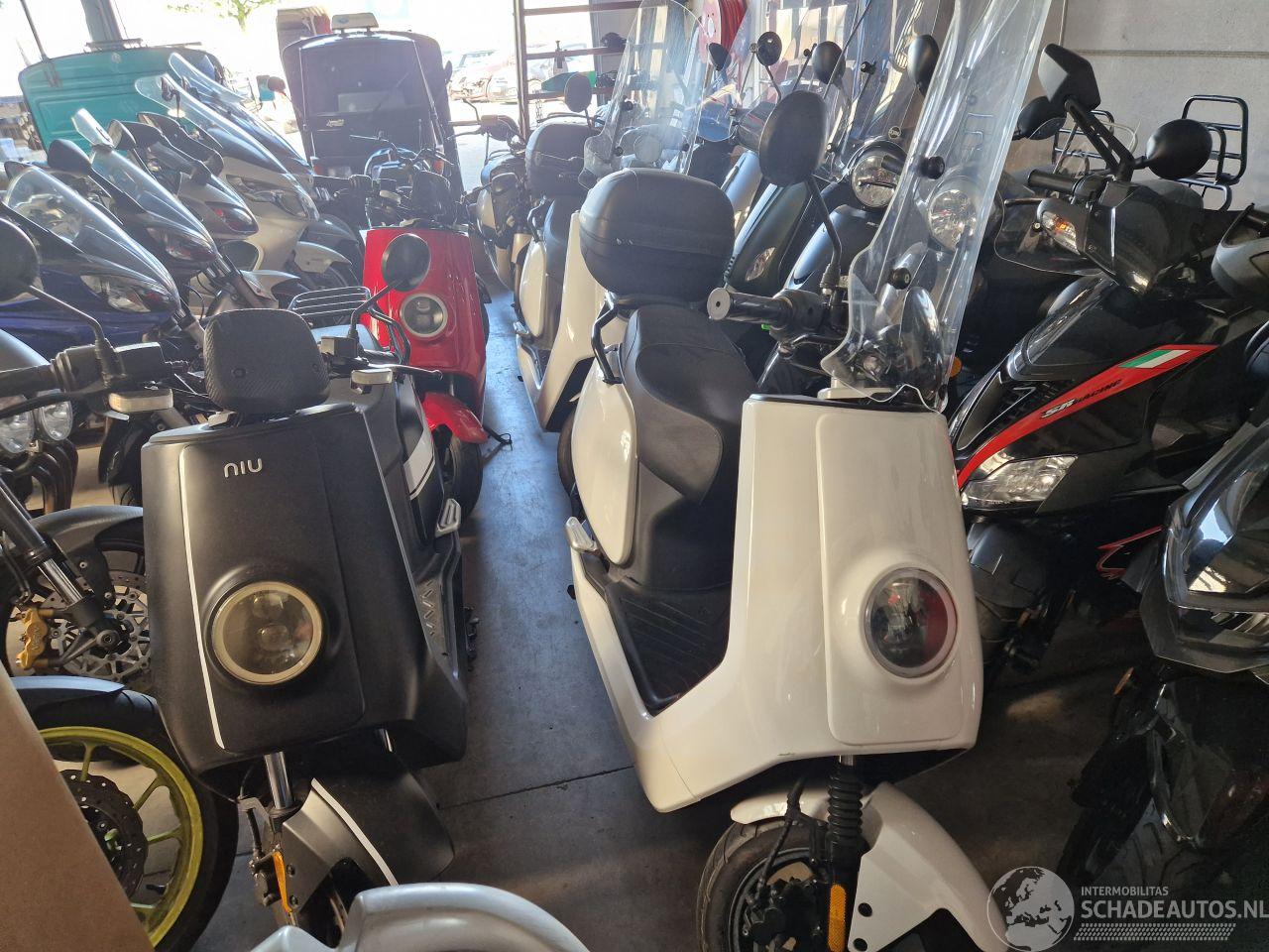 NIU  5X NIU SCOOTER