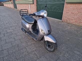 skadebil auto Turbho I-30 RL-50 VESPA LX LOOK A LIKE MODEL 2018/8
