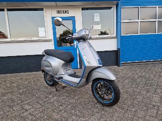 krockskadad bil bromfiets Vespa  ELETTRICA , PRIMAVERA 2022/1
