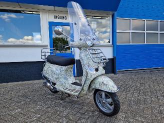 krockskadad bil bromfiets Vespa  LX50 B-ART SPECIAL MADE 2007/5