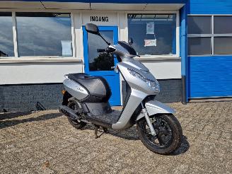 krockskadad bil bromfiets Peugeot  KISBEE 2020/11