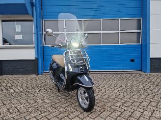 skadebil bromfiets Vespa  PRIMAVERA 125 2015/5