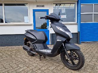 damaged scooters Peugeot  KISBEE BLACK EDITION 2021/7