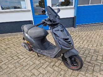 krockskadad bil bromfiets Piaggio  ZIP BROM 45KM 2012/7