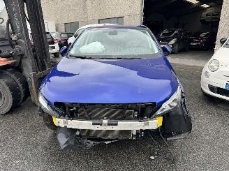 damaged passenger cars Peugeot 308  2018/6